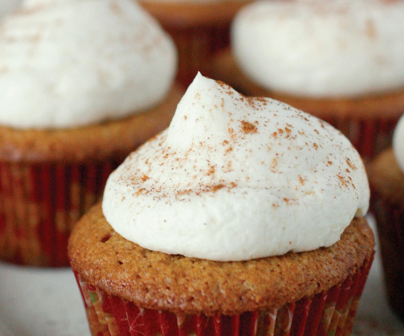 GINGERBREAD CUPCAKES WITH WHIPPED